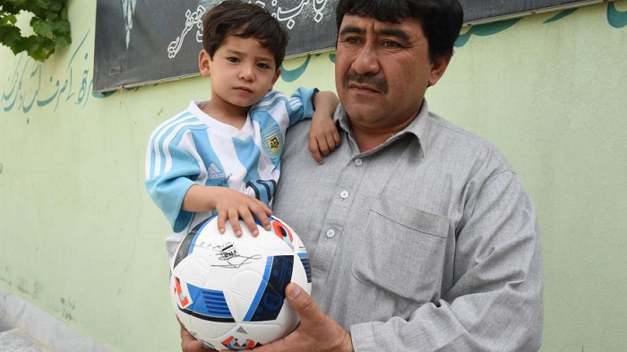 Le jeune Afghan fan de Messi contraint de fuir son pays